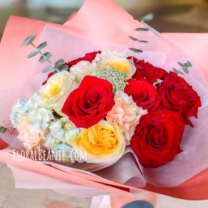 大卫·奥斯汀玫瑰与红玫瑰花束